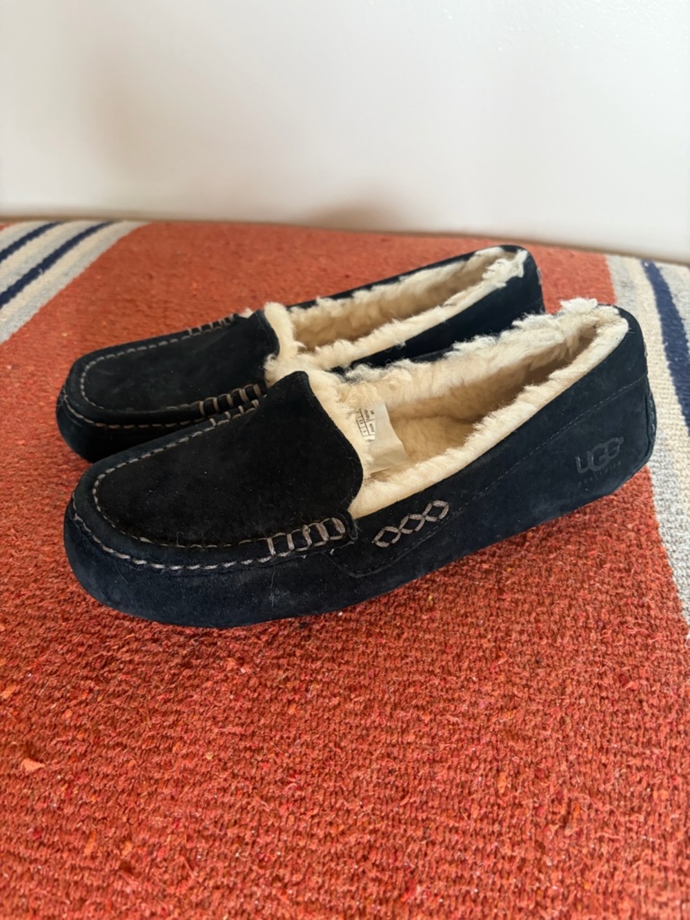UGG Ansley Black Suede Shearling Moccasin Slippers Women’s 6 Cozy Wool Lined NEW
